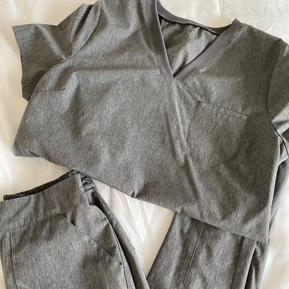 Jaanuu scrub set